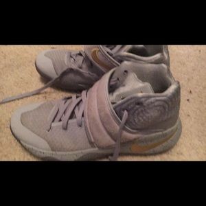 Kyrie 2 Battle Grays